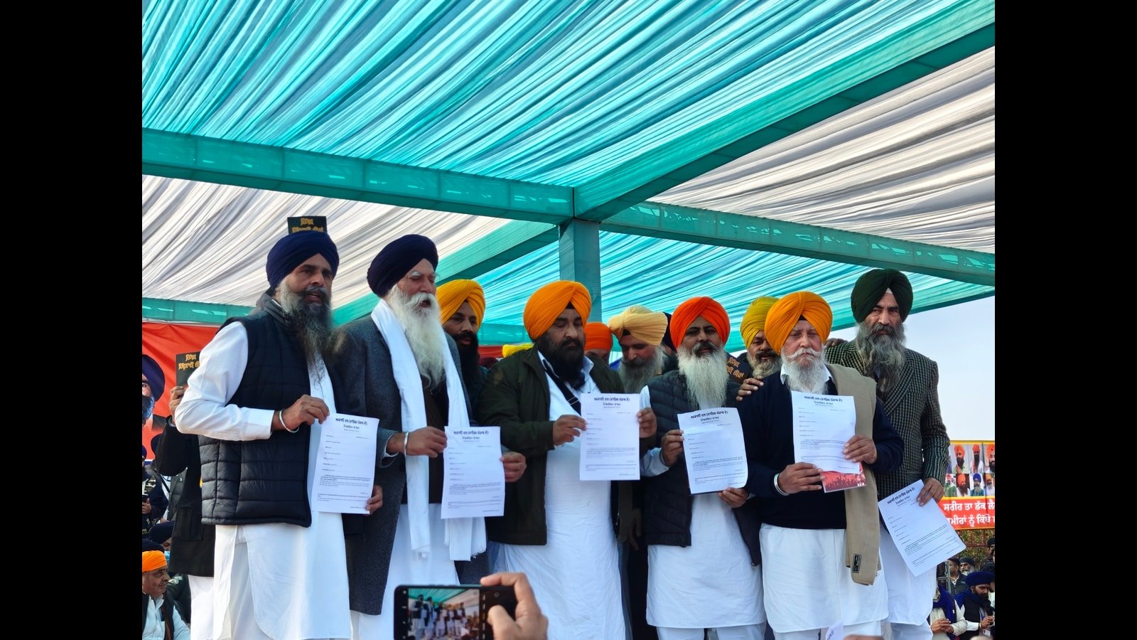 ਕੱਟੜਪੰਥੀ ਸਿੱਖਾਂ ਨੇ ਅੰਮ੍ਰਿਤਪਾਲ ਦੀ ਅਗਵਾਈ ਵਿੱਚ ਅਕਾਲੀ ਦਲ (ਵਾਰਿਸ ਪੰਜਾਬ ਦੇ) ਦਾ ਗਠਨ ਕੀਤਾ