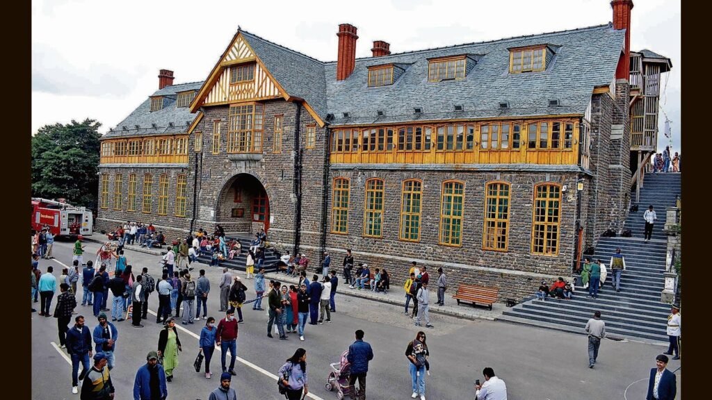 ਉੱਚ ਪੱਧਰੀ ਕੈਫੇ ਸ਼ਿਮਲਾ ਦੇ ਪ੍ਰਸਿੱਧ ਬ੍ਰਿਟਿਸ਼-ਯੁੱਗ ਦੇ ਟਾਊਨ ਹਾਲ ਨੂੰ ਚਮਕਾਉਂਦਾ ਹੈ