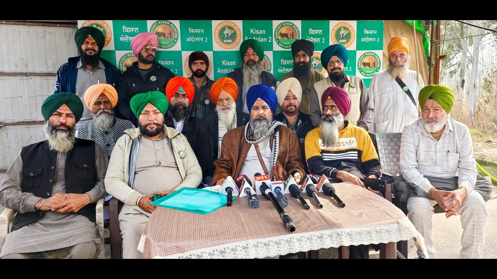 ਕਿਸਾਨਾਂ ਨੇ ਦਿੱਲੀ ਚਲੋ ਮਾਰਚ ਮੁਲਤਵੀ ਕਰ ਦਿੱਤਾ ਪਰ 26 ਜਨਵਰੀ ਦੀ ਟਰੈਕਟਰ ਰੈਲੀ ਜਾਰੀ ਰਹੇਗੀ