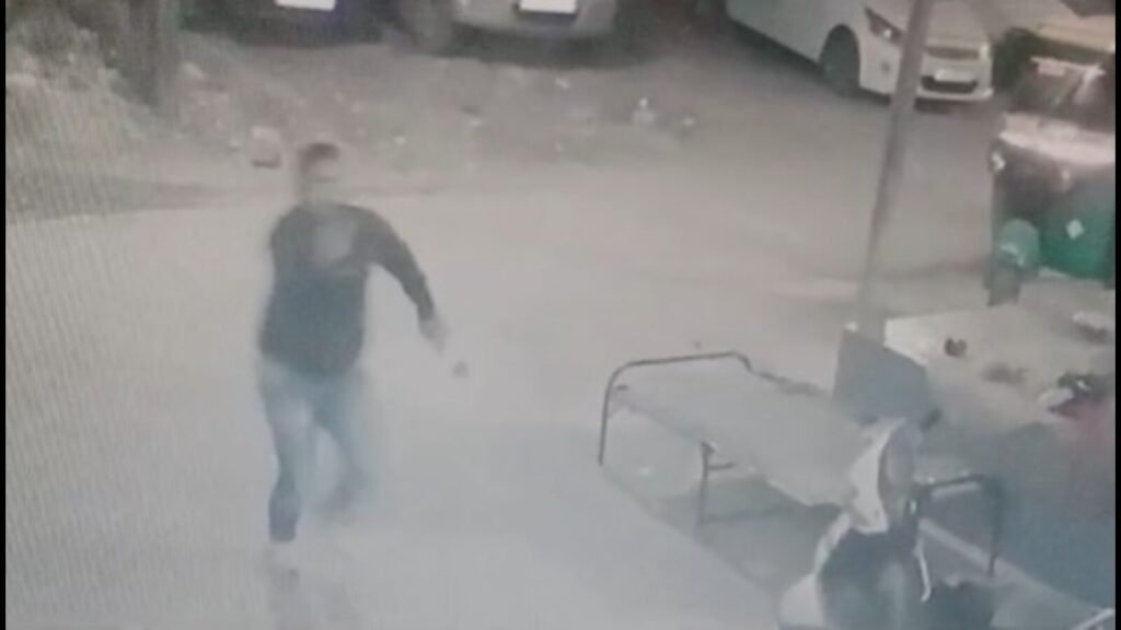 ਚੰਡੀਗੜ੍ਹ: ਕੁੱਟਮਾਰ ਕਰਨ ਵਾਲਿਆਂ ਦੁਆਰਾ ਉਸ ਨੂੰ ਨੌਕਰੀ ਤੋਂ ਬਾਹਰ ਕੱ fi ਦਿੱਤਾ ਗਿਆ ਸੀ, ਜ਼ਬਰਦਸਤੀ ਰਿਕਵਰੀ ਲਈ ਦਰਜ ਕੀਤਾ ਗਿਆ ਸੀ