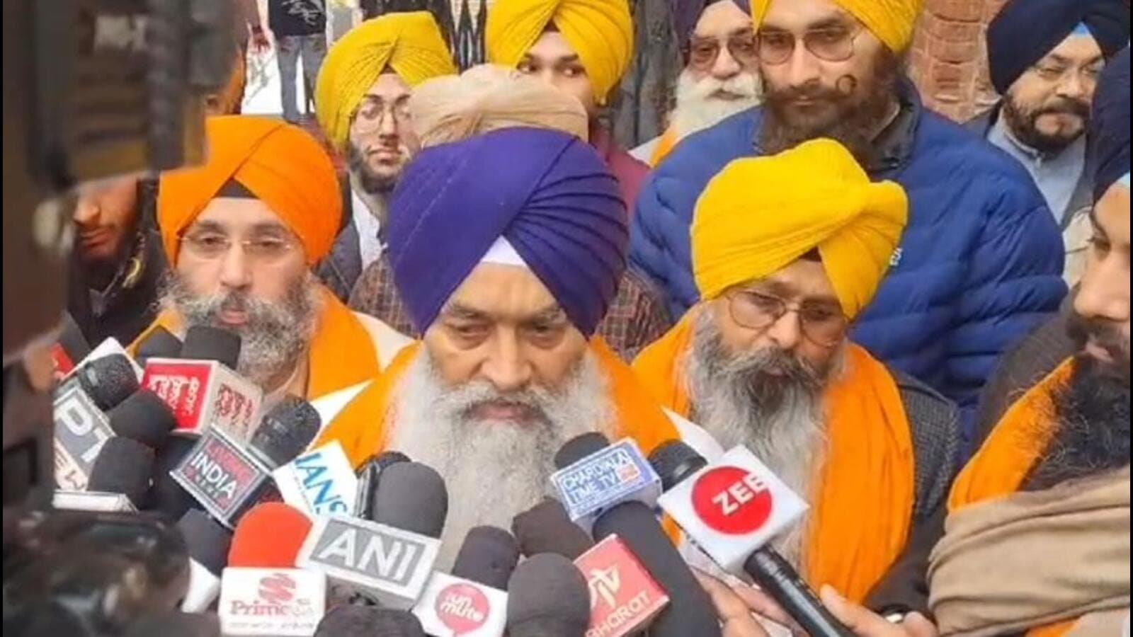 ਜਥੇਦਾਰ ਗਿਆਨੀ ਰਘਬੀਰ ਸਿੰਘ ਨੇ ਅਕਾਲੀ ਦਲ ਨੂੰ ਕਿਹਾ ਪੈਰ ਨਾ ਘਸੀਟੋ, ਸੁਖਬੀਰ ਦਾ ਅਸਤੀਫਾ ਸਵੀਕਾਰ ਕਰੋ।
