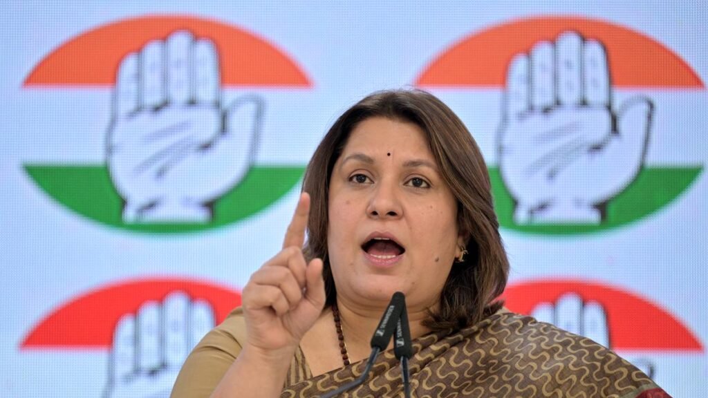 ਪ੍ਰਧਾਨਮੰਤਰੀ ਮੋਦੀ ਨੇ ਰੁਪਏ ਨੂੰ ਡਾਲਰ ਦੇ ਵਿਰੁੱਧ ਸੈਂਕੜਾ ਬਣਾਉਣ ਦਾ ਫੈਸਲਾ ਕੀਤਾ ਹੈ: ਕਾਂਗਰਸ