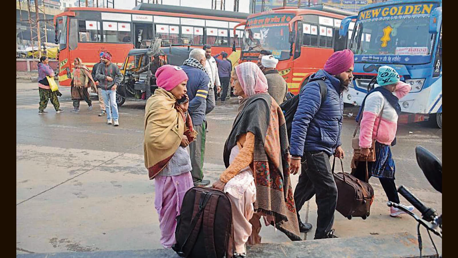 ਪੰਜਾਬ 'ਚ ਸਰਕਾਰੀ ਬੱਸਾਂ ਸੜਕਾਂ 'ਤੇ ਨਾ ਹੋਣ ਕਾਰਨ ਮੁਸਾਫਰਾਂ ਨੂੰ ਪ੍ਰੇਸ਼ਾਨੀਆਂ ਦਾ ਸਾਹਮਣਾ ਕਰਨਾ ਪੈ ਰਿਹਾ ਹੈ।