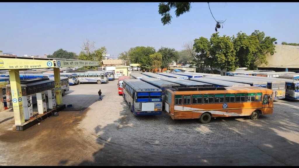 ਮੁਲਾਜ਼ਮਾਂ ਵੱਲੋਂ ਹੜਤਾਲ ਖ਼ਤਮ ਕਰਨ ਤੋਂ ਬਾਅਦ ਪੰਜਾਬ ਵਿੱਚ ਬੱਸ ਸੇਵਾਵਾਂ ਬਹਾਲ ਹੋ ਗਈਆਂ ਹਨ