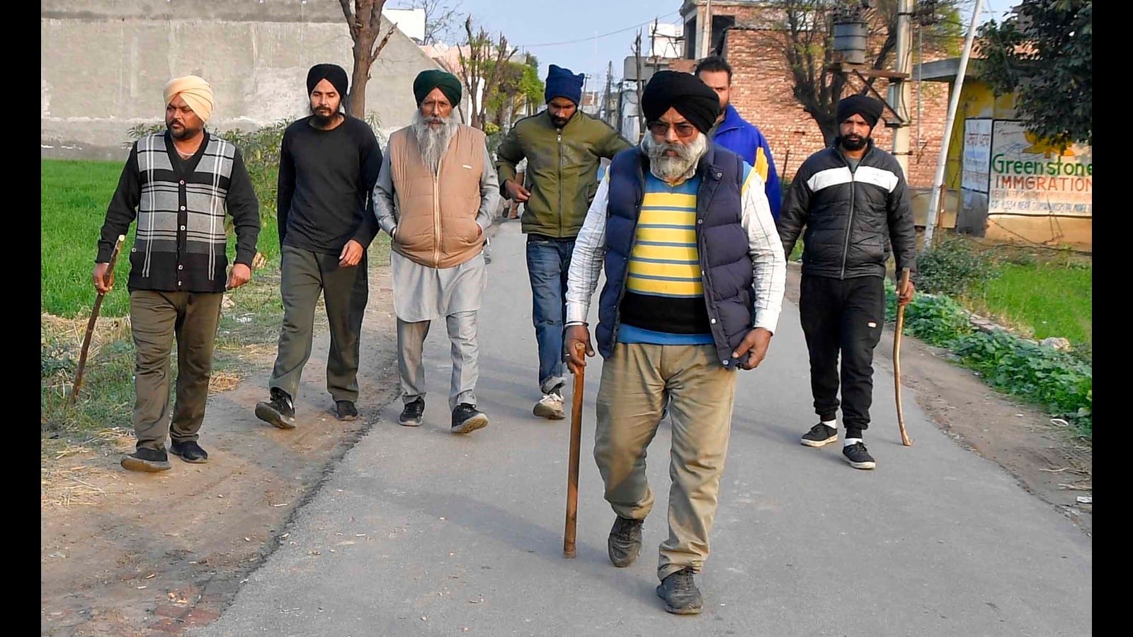 ਲੁਧਿਆਣਾ: ਆਵਾਰਾ ਕੁੱਤਿਆਂ ਨੂੰ ਫੜਨ ਲਈ ਚਿੰਤਤ ਵਸਨੀਕਾਂ ਨੇ ਪ੍ਰਸ਼ਾਸਨ 'ਤੇ ਬੇਰੁਖ਼ੀ ਦਾ ਦੋਸ਼ ਲਾਉਂਦੇ ਹੋਏ ਗਰੁੱਪ ਬਣਾ ਲਏ ਹਨ