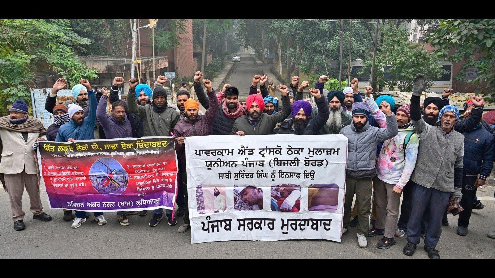 ਲੁਧਿਆਣਾ: ਠੇਕਾ ਲਾਈਨਮੈਨਾਂ ਨੇ ਵਧੀਆਂ ਤਨਖਾਹਾਂ ਦੀ ਮੰਗ ਨੂੰ ਲੈ ਕੇ ਦੂਜੇ ਦਿਨ ਵੀ ਹੜਤਾਲ ਕੀਤੀ