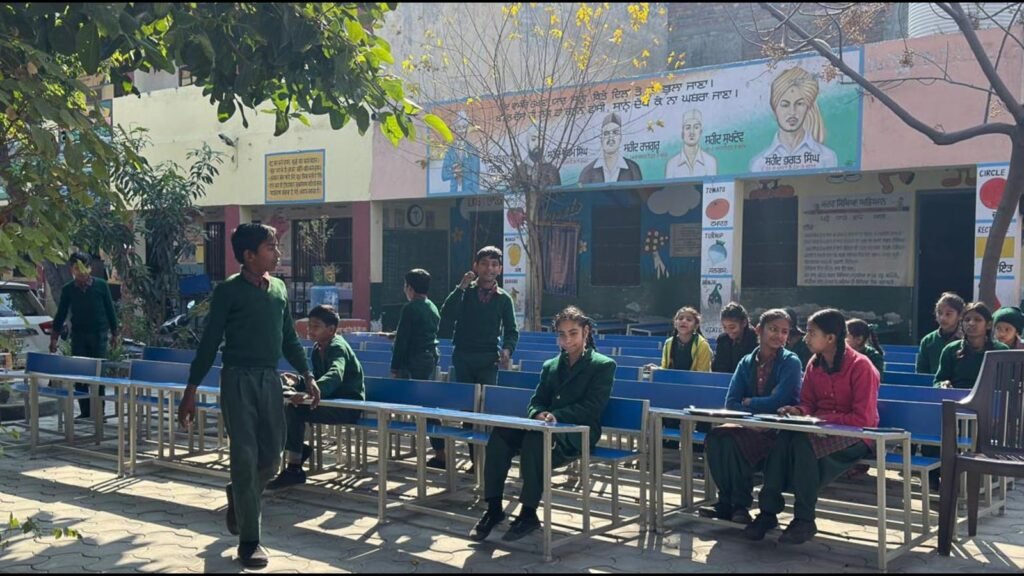 ਲੁਧਿਆਣਾ: ਸਕੂਲ ਵਿੱਚ ਭੀੜ-ਭੜੱਕੇ ਦੌਰਾਨ ਵਿਦਿਆਰਥੀਆਂ ਨੂੰ ਖੁੱਲ੍ਹੇ ਵਿੱਚ ਬੈਠਣ ਲਈ ਬਣਾਇਆ ਗਿਆ
