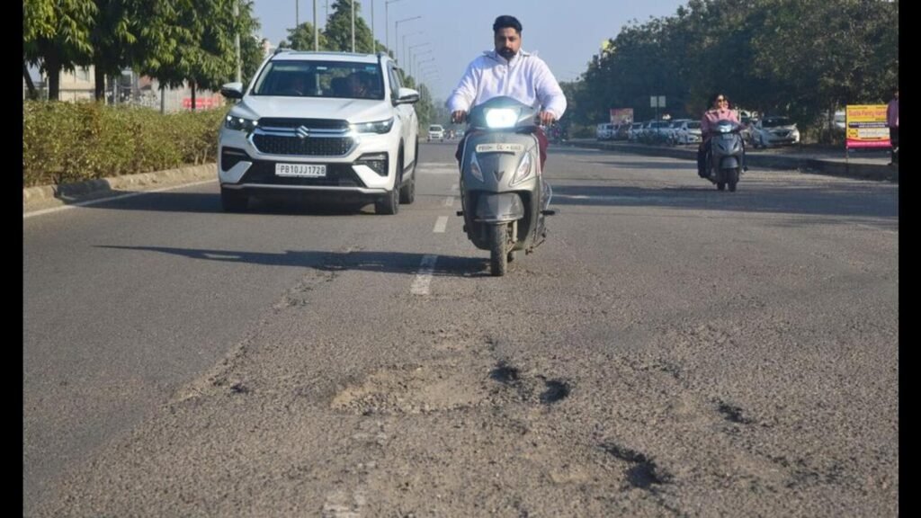 ਲੁਧਿਆਣਾ: ਸੜਕ ਦੇ ਕੰਮ ‘ਚ ਦੇਰੀ ਕਾਰਨ 200 ਫੁੱਟੀ ਸੜਕ ‘ਤੇ ਮੁਸਾਫ਼ਰਾਂ ਨੂੰ ਕਰਨਾ ਪੈ ਰਿਹਾ ਹੈ ਮੁਸ਼ਕਲ