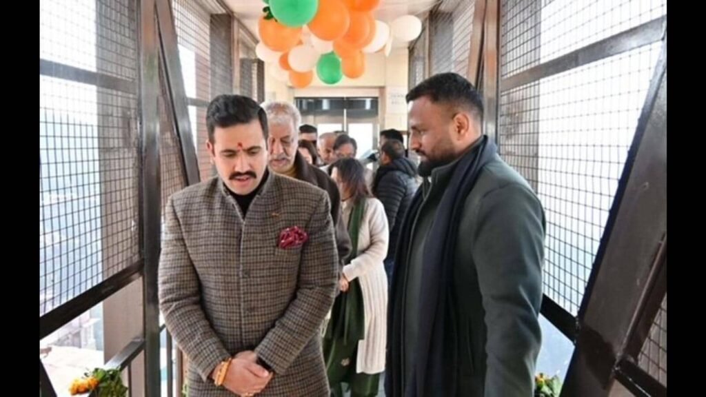 ਹੁਣ, ਸ਼ਿਮਲਾ ਵਿੱਚ ਮੱਧ ਬਾਜ਼ਾਰ ਤੋਂ ਮਾਲ ਰੋਡ ਤੱਕ ਇੱਕ ਲਿਫਟ ਲਓ