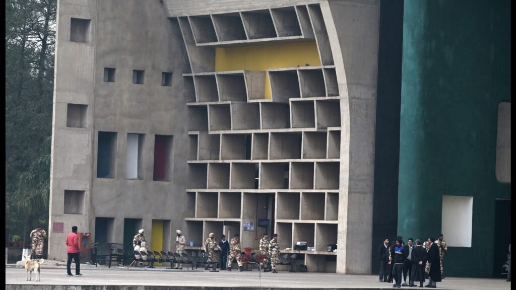 ‘ਹੈਰੀਟੇਜ ਟੈਗ ਖ਼ਤਰੇ ‘ਚ’: ਵਰਾਂਡੇ ਦੀ ਉਸਾਰੀ ‘ਤੇ ਹਾਈ ਕੋਰਟ ਦੇ ਹੁਕਮਾਂ ਨੂੰ ਲੈ ਕੇ ਸੁਪਰੀਮ ਕੋਰਟ ਪਹੁੰਚੀ ਚੰਡੀਗੜ੍ਹ