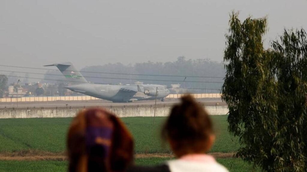 ਇਹ ਜਹਾਜ਼ ਲੈਂਡਿੰਗ ਪੰਜਾਬ ਵਿਚ ਕਿਉਂ ਹਨ? ਤਿਵਾੜੀ ਨੇ ਕਾਮੇਲੀ ਲਾਈਨ ‘ਤੇ ਸੀ.ਐੱਮ.ਆਈ.