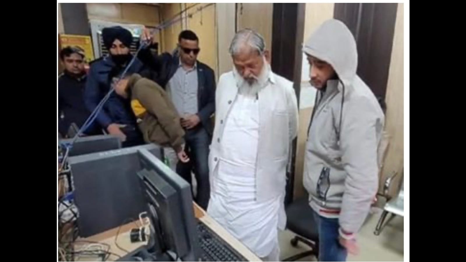 ਇੱਥੋਂ ਤਕ ਕਿ ਮੰਤਰੀ, ਵਿਧਾਇਕ ਸਦ: ਵਿਜ ਹਰਿਆਣੇ ਦੇ ਮੁੱਖ ਮੰਤਰੀ ਸੈਣੀ ਵਿੱਚ ਤਾਜ਼ਾ ਸਵਾਈਪ ਕਰਦਾ ਹੈ