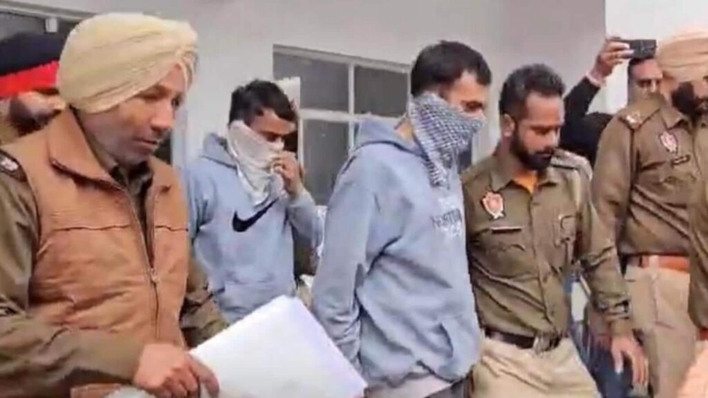 ਚਾਰ ਅਮਰੀਕੀ ਪੁਲਿਸ ਦੇ ਜਾਲ ਵਿੱਚ ਅਪਰਾਧਿਕ ਪਿਛਲੀ ਧਰਤੀ ਨਾਲ ਦੇਸ਼ ਨਿਕਾਲੇ