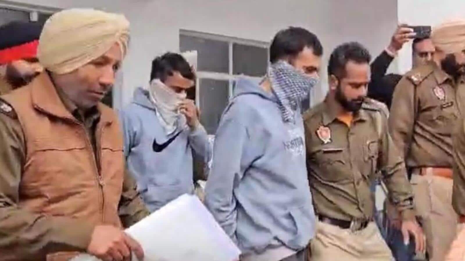 ਚਾਰ ਅਮਰੀਕੀ ਪੁਲਿਸ ਦੇ ਜਾਲ ਵਿੱਚ ਅਪਰਾਧਿਕ ਪਿਛਲੀ ਧਰਤੀ ਨਾਲ ਦੇਸ਼ ਨਿਕਾਲੇ