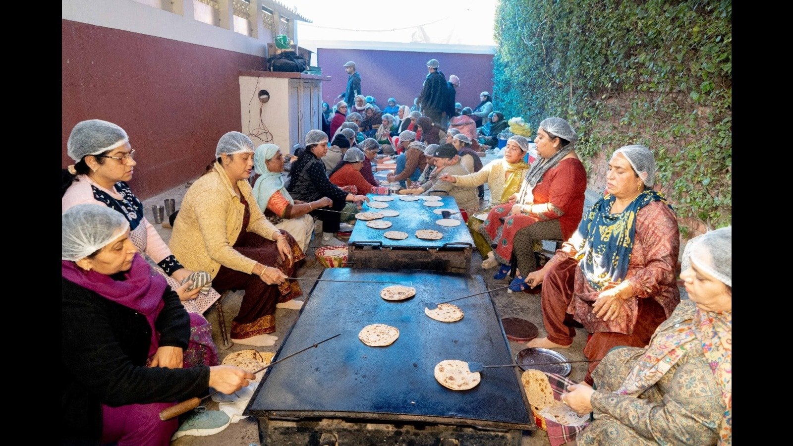 ਪਹਿਲੇ, ਅੰਮ੍ਰਿਤਸਰ ਐਡਮਿਨ ਨੂੰ ਪਕਾਏ ਹੋਏ ਮਰੀਜ਼ਾਂ ਨੂੰ ਪਕਾਉਣ ਦੀ ਸਪੁਰਦਗੀ ਸ਼ੁਰੂ ਹੁੰਦੀ ਹੈ.