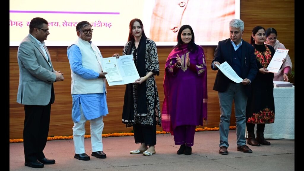 ਯੂਟੀ ਪ੍ਰਸ਼ਾਸਕ ਲੈਕਚਰਾਰਾਂ ਨੂੰ ਨਿਯੁਕਤੀ ਪੱਤਰਾਂ ਨੂੰ ਵੰਡਦਾ ਹੈ