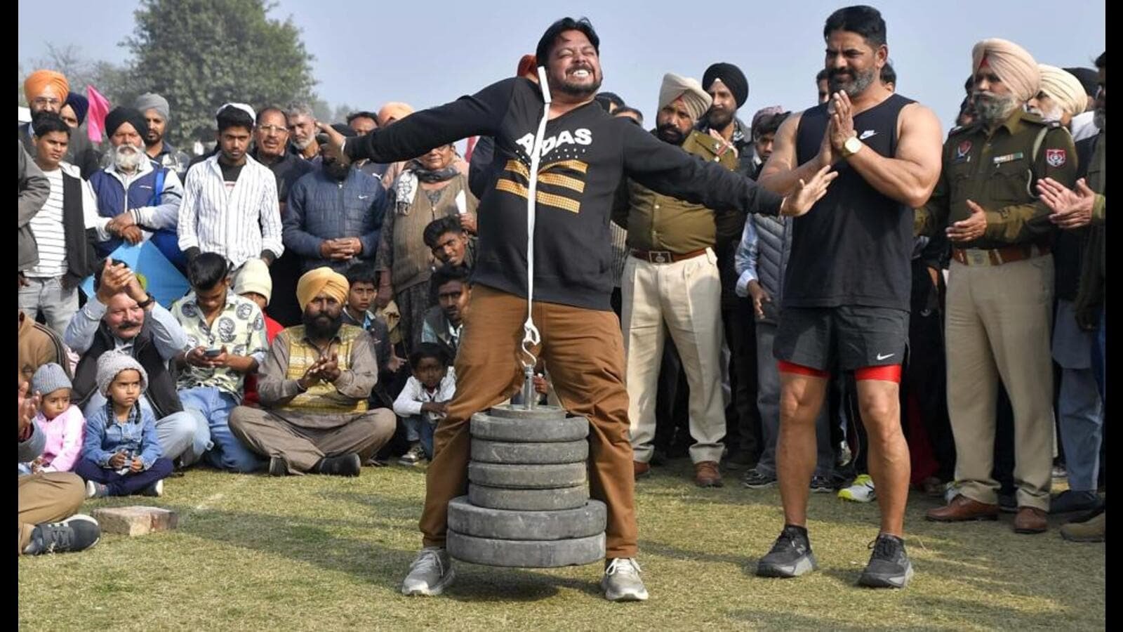 ਲੁਧਿਆਣਾ: ਕਿਲ੍ਹੇ ਰਾਏਪੁਰ ਖੇਡਾਂ ਵਿੱਚ ਐਕਰੋਬੇਟਸ ਚੋਰੀ ਦਾ ਪ੍ਰਦਰਸ਼ਨ