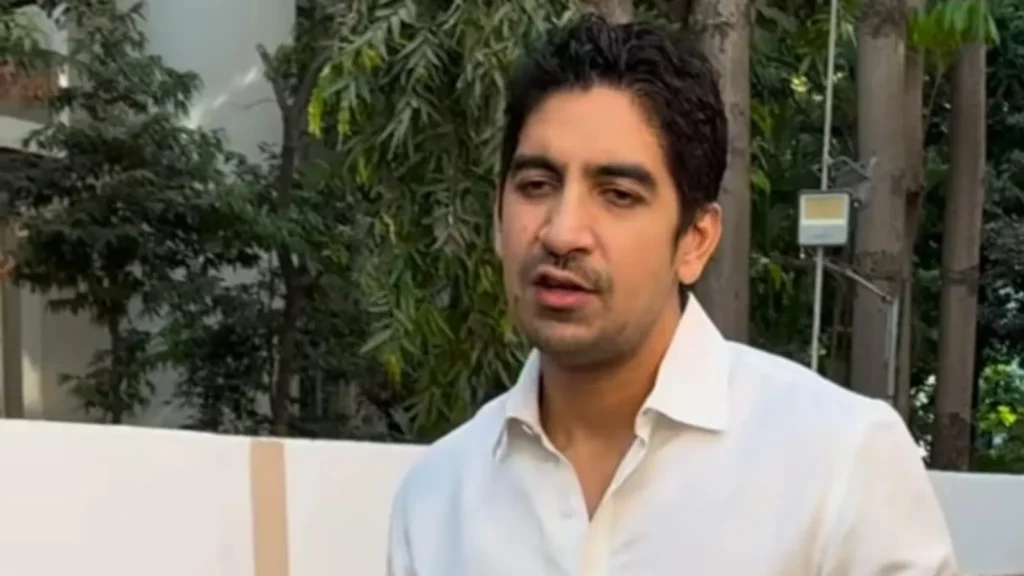 ਆਯਨ ਮੁਰਿਜੀ ਨੇ ਪਪਰਾਜ਼ੀ ਨੂੰ ਆਪਣੇ ਪਿਤਾ ਦੀ ਪ੍ਰਾਰਥਨਾ ਕਰਦਿਆਂ ਫੋਟੋਆਂ ਨੂੰ ਮਿਲਣ ਲਈ ਜ਼ੋਰ ਦੇ ਕੇ ਕਿਹਾ: ‘ਇਹ ਸਾਡੇ ਲਈ ਬਹੁਤ ਨਿੱਜੀ ਹੈ’