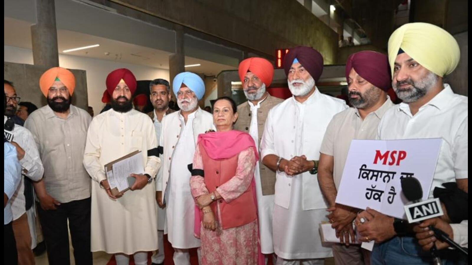 ਕਾਂਗਰਸ ਨੇ ਕਰਨਲ ਦੇ ਹਮਲੇ ਤੋਂ ਇਲਾਵਾ ਕਾਂਗਰਸ ਵਿਧਾਨ ਸਭਾ ਤੋਂ ਬਾਹਰ ਹੋ ਗਏ, ਜਿਸ ਨਾਲ ਕਿਸਾਨਾਂ ਖਿਲਾਫ ਕਾਰਵਾਈ