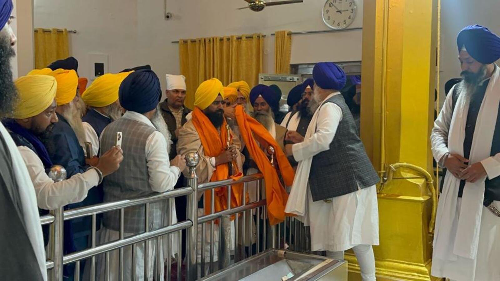 ਜੱਥੇਦਾਰਾਂ ਦੀ ਹਾਰਨ ਦੀ ਕਤਾਰ ਦੇ ਵਿਚਕਾਰ ਗਿਆਨੀ ਕੁਲਦੀਪ ਸਿੰਘ ਗਾਰਗਜ ਤਖ਼ਤ ਕੇਸਗੜ ਸਾਹਿਬ ਦਾ ਖਰਚਾ ਲੈਂਦੇ ਹਨ