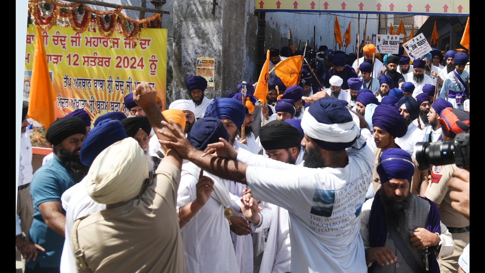 ਦਮਦਮੀ ਟਕਸਾਲ ਨੇ ਜਥੇਦਾਰਾਂ ਨੂੰ ਹਟਾਉਣ ਲਈ ਵਿਰੋਧ ਪ੍ਰਦਰਸ਼ਨ ਕੀਤਾ