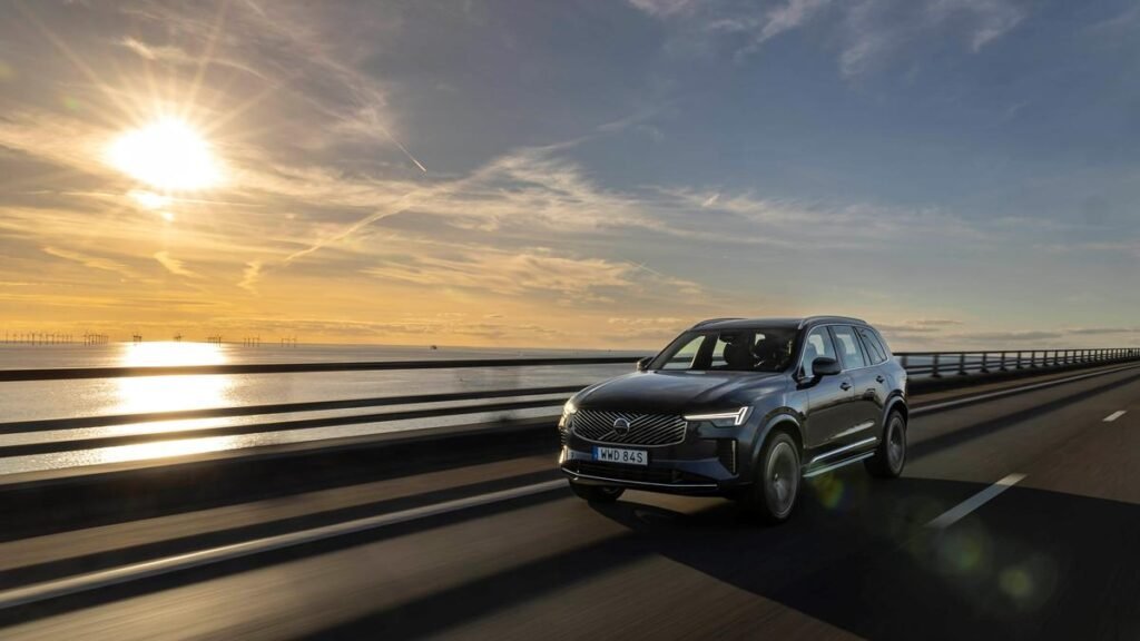 ਨਵਾਂ ਵੋਲਵੋ ਐਕਸ ਸੀ 90 ਭਾਰਤੀ ਸੜਕਾਂ ਨੂੰ ਸਕੈਨਡੇਨੇਵੀਅਨ ਲਗਜ਼ਰੀ ਅਤੇ ਸੁਰੱਖਿਆ ਲਿਆਉਂਦਾ ਹੈ