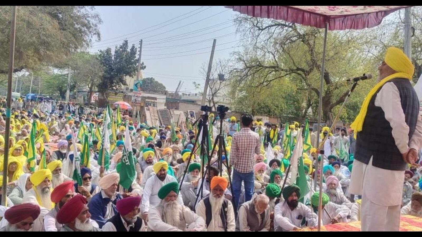 ਪੰਜਾਬ: ਸੰਗਰੂਰ ਵਿਧਾਇਕ ਭਰਮਾਂਜ ਦੇ ਘਰ ਤੋਂ ਬਾਹਰ ਫਾਰਮ ਯੂਨੀਅਨ ਦੇ ਕਾਰਕੁਨਾਂ ਦਾ ਵਿਰੋਧ