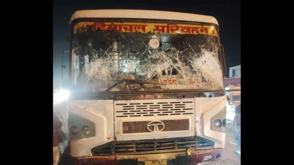 ਬੱਸਾਂ ਭੰਨਤੋੜ ਤੋਂ ਬਾਅਦ, ਐਚਆਰਟੀਸੀ ਅਣਮਿਥੇ ਸਮੇਂ ਤੋਂ ਹੀ ਪੰਜਾਬ ਵਿਚ ਸੇਵਾਵਾਂ ਨੂੰ ਮੁਅੱਤਲ ਕਰਦਾ ਹੈ