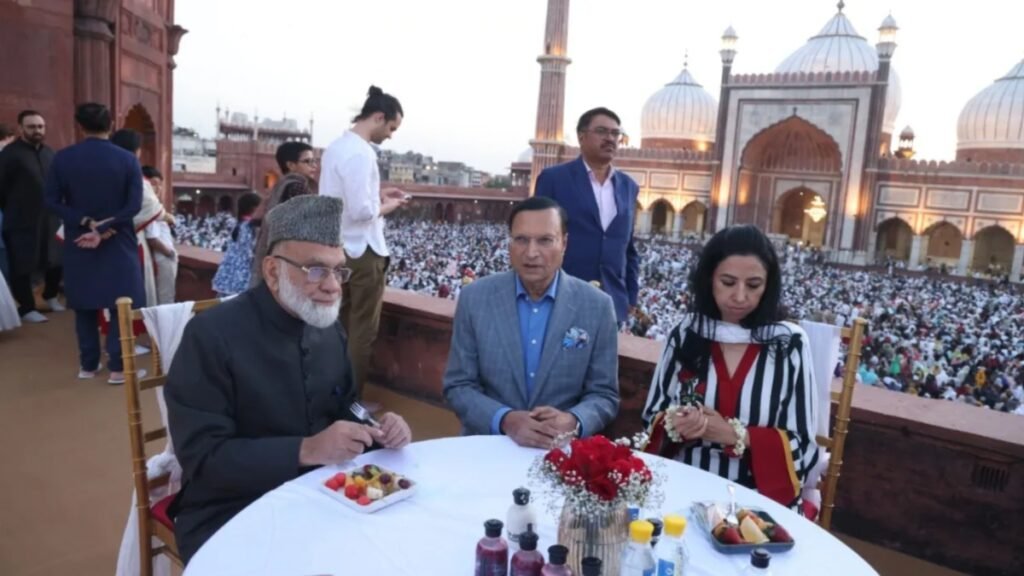 ਭਾਰਤ ਦੇ ਟੀਵੀ ਦੇ ਚੇਅਰਮੈਨ ਰਜਤ ਸ਼ਰਮਾ ਅਤੇ ਐਮਡੀ ਰੀਤੂ ਧਵਨ ਹਾਜ਼ਰ ਦੇ ਸ਼ਾਹੀ ਇਮਾਮ ਦੁਆਰਾ ਮੇਜ਼ਬਾਨੀ ਕੀਤੇ ਗਏ ਇਸਟਰਮਾ ਦੀ ਮੇਜ਼ਬਾਨੀ ਕਰਦੇ ਹਨ