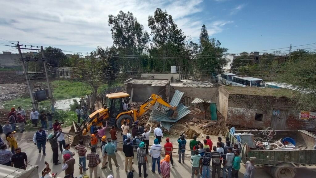 ਮੋਹਾਲੀ ਵਿੱਚ, ਨਸ਼ਾ ਸਮਗਲਰ ਦੇ ਚਾਰ ਗੈਰ ਕਾਨੂੰਨੀ structures ਾਂਚਿਆਂ ਨੂੰ ਭੱਜ ਗਏ