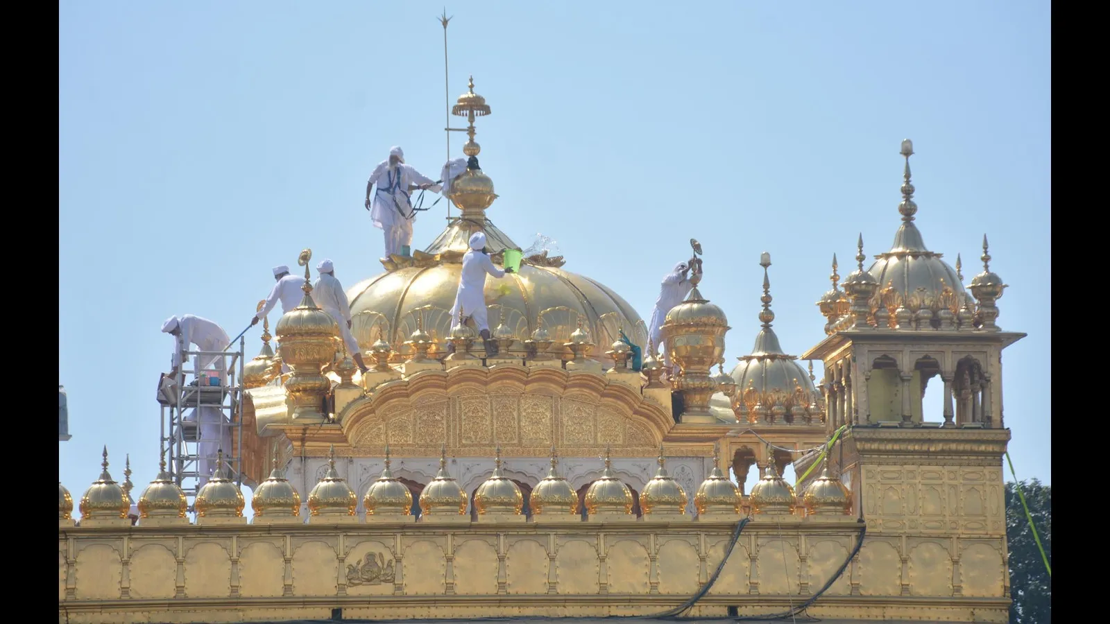 ਯੂਕੇ ਜਥਾ ਨੇ ਹਰਿਆਂ ਮੰਦਰ ਦੇ ਸੋਨੇ ਦੀ ਪਲੇਟਿੰਗ ਦੀ ਸਫਾਈ ਕਰਨਾ ਸ਼ੁਰੂ ਕਰ ਦਿੱਤਾ