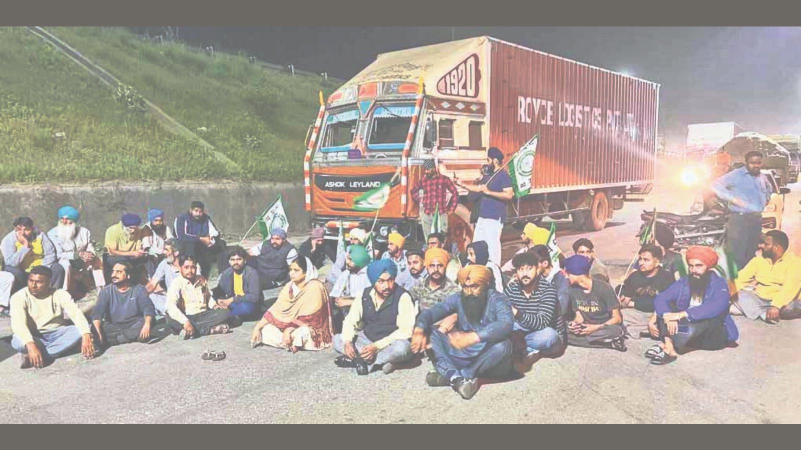 ਲੁਧਿਆਣਾ: ਪਿੰਡ ਦੇ ਲੋਕ ਰਸਾਇਣਕ ਫੈਕਟਰੀ ਦੇ ਪ੍ਰਦੂਸ਼ਣ ਦੇ ਬਾਹਰ ਪੁਲਿਸ ਅਸਥਾਨ ਦੇ ਬਾਹਰ ਪ੍ਰਦਰਸ਼ਨ ਕਰਦੇ ਹਨ