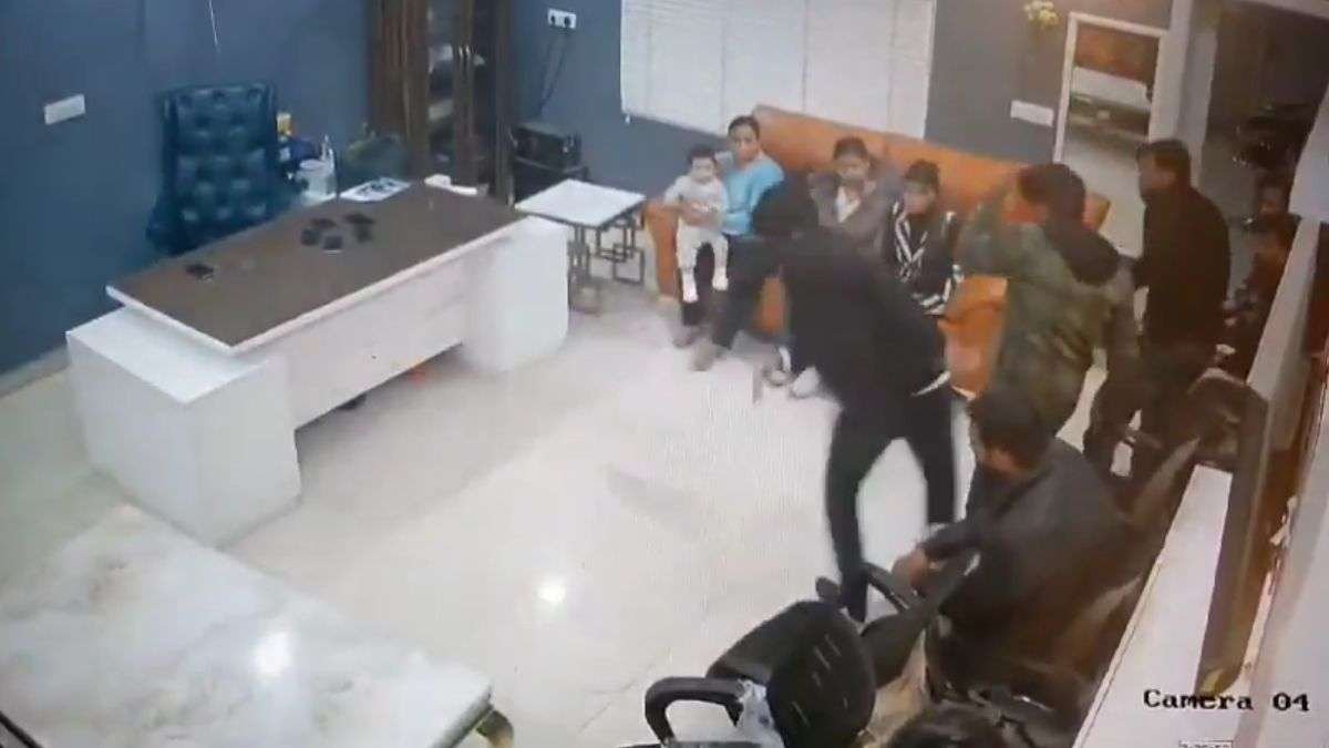 ਸਵੈ-ਸਟਾਈਲ 'ਯੀਵੁਹੂ' ਪਾਦਰੀ ਬਾਜਿੰਦਰ ਸਿੰਘ ਨੂੰ ਹੈਰਾਨ ਕਰਨ ਵਾਲੀ ਸੀਸੀਟੀਵੀ ਫੁਟੇਜ ਵਿਚ woman ਰਤ ਨੂੰ ਮਾਰਨ ਵਾਲੇ ਆਦਮੀ ਨੂੰ ਨਜ਼ਰ ਮਾਰੀਆਂ