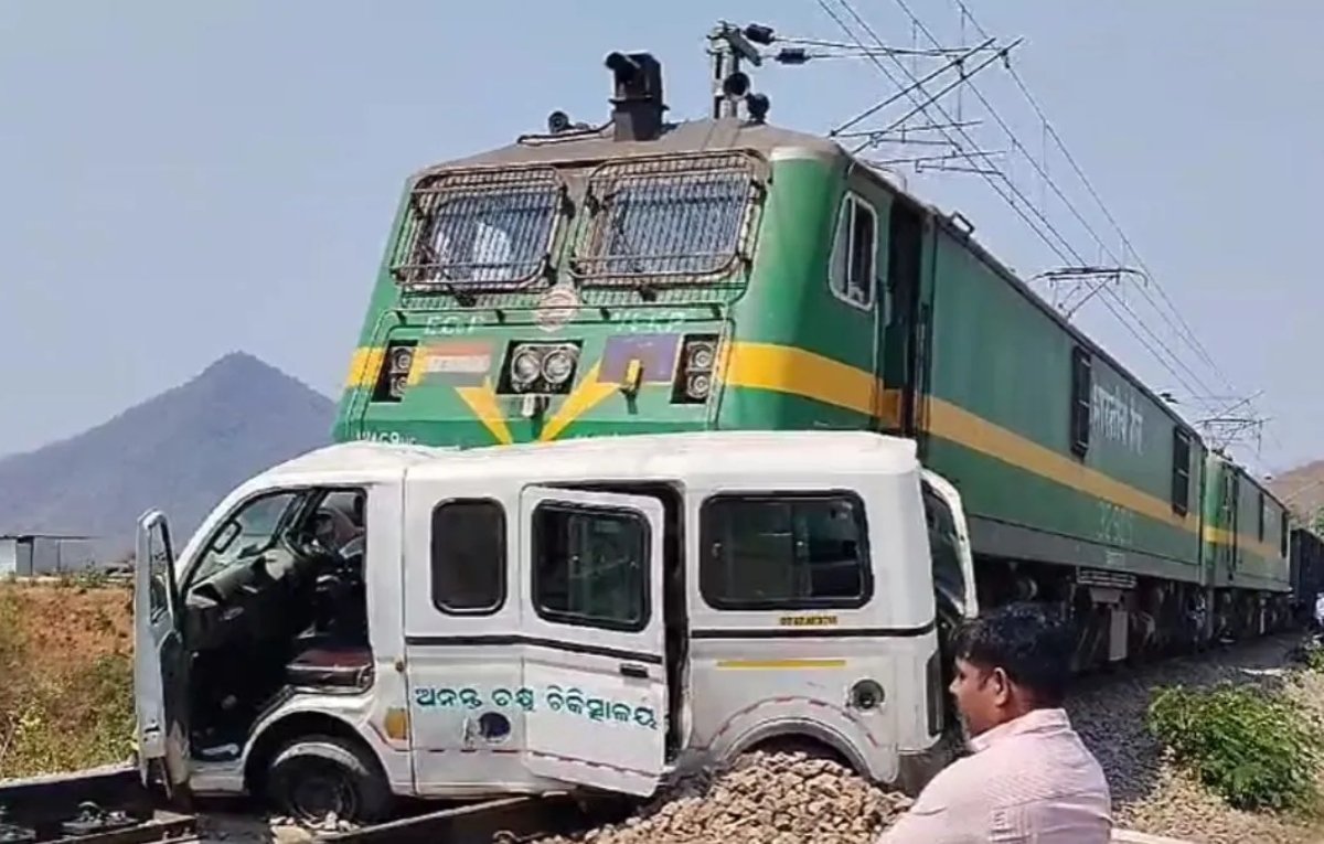 ਸਾਮਾਨ ਦੀ ਰੇਲ ਗੱਡੀ ਐਂਬੂਲੈਂਸ ਨਾਲ ਟਕਰਾਉਂਦੀ ਹੈ, ਓਡੀਸ਼ਾ ਵਿੱਚ ਇਸ ਨੂੰ 100 ਮੀਟਰ ਲਈ ਸੁੱਟਦਾ ਹੈ | ਵੀਡੀਓ