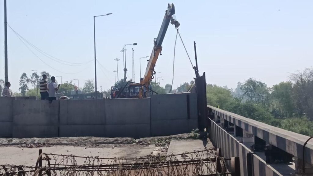 ਸੁਰੱਖਿਆ ਨੂੰ ਬਰਿਕਾਡਾਂ ਨੂੰ ਦੂਰ ਕਰ ਰਹੇ ਸ਼ਬੂ ਨੂੰ ਸਾਫ ਕਰਨਾ, ਖਨੌਰੀ ਸਰਹੱਦਾਂ ਨੂੰ ਸਾਫ ਕਰਨ ਲਈ