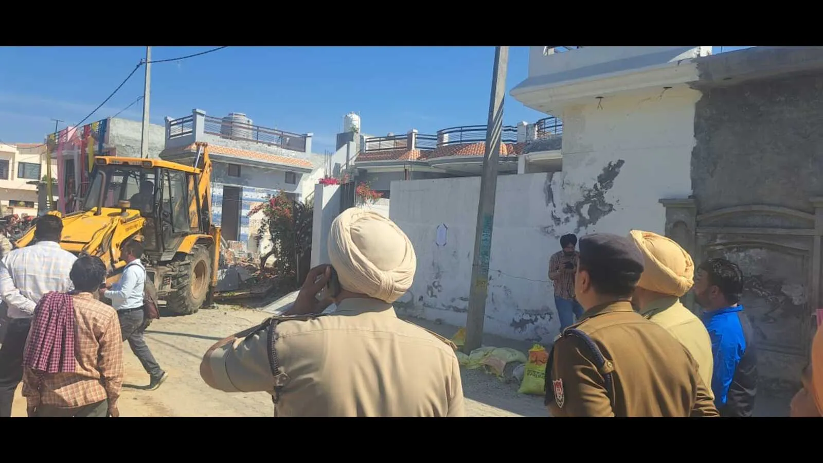ਸੰਗਰੂਰ ਵਿੱਚ 2 ਤਸਕਰਾਂ ਦੇ ਮਕਾਨਾਂ ਨੂੰ ਕਰੈਕਡਾਉਨ: 2 ਤਸਕਰਾਂ ਦੇ ਘਰ