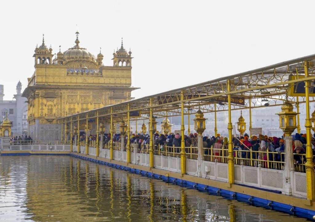 ਹਰਿਆਣਾ ਮਨੁੱਖ ਸਰਬਸ਼ੀਆਂ ਤੇ ਹਮਲਾ ਕਰਦਾ ਹੈ, ਹਰਿਮੰਦਰ ਸਾਹਿਬ ਵਿਖੇ ਲੋਹੇ ਦੀ ਰਾਡ, ਇਕ ਆਲੋਚਨਾਤਮਕ