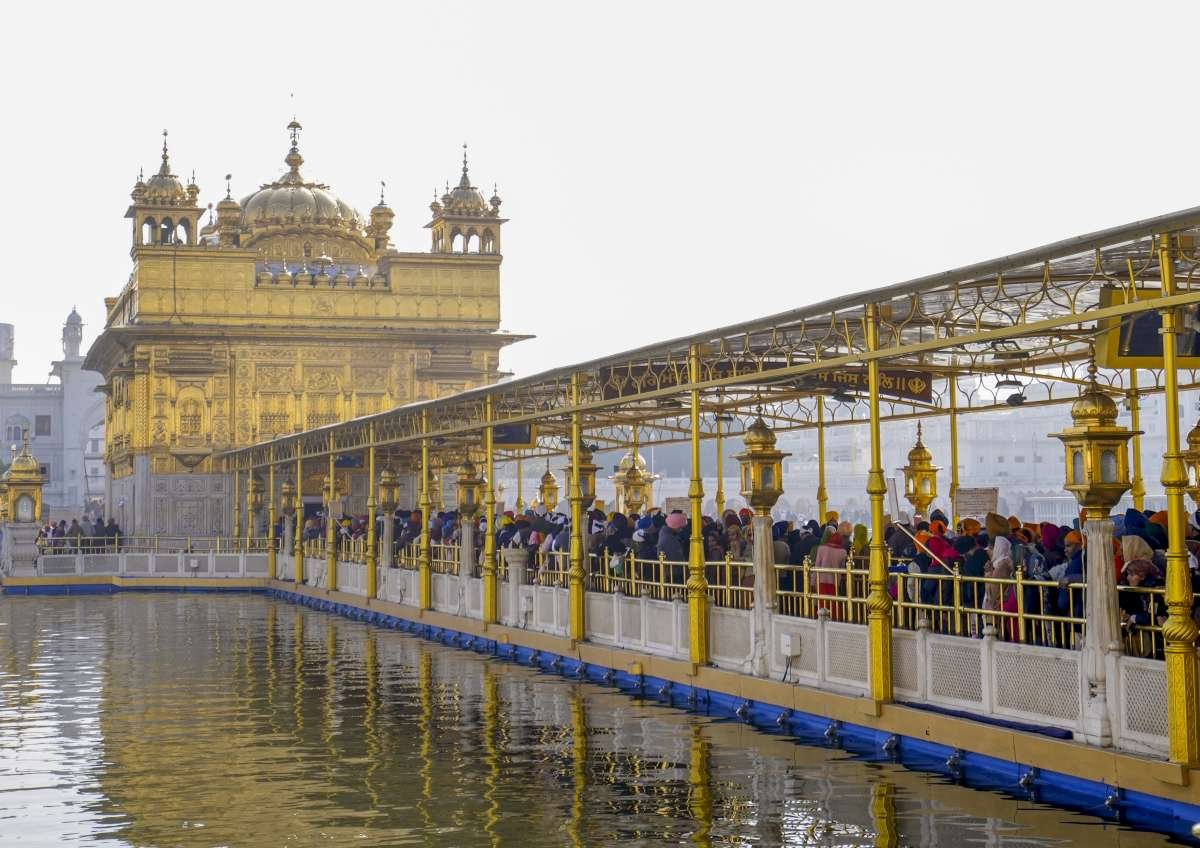 ਹਰਿਆਣਾ ਮਨੁੱਖ ਸਰਬਸ਼ੀਆਂ ਤੇ ਹਮਲਾ ਕਰਦਾ ਹੈ, ਹਰਿਮੰਦਰ ਸਾਹਿਬ ਵਿਖੇ ਲੋਹੇ ਦੀ ਰਾਡ, ਇਕ ਆਲੋਚਨਾਤਮਕ