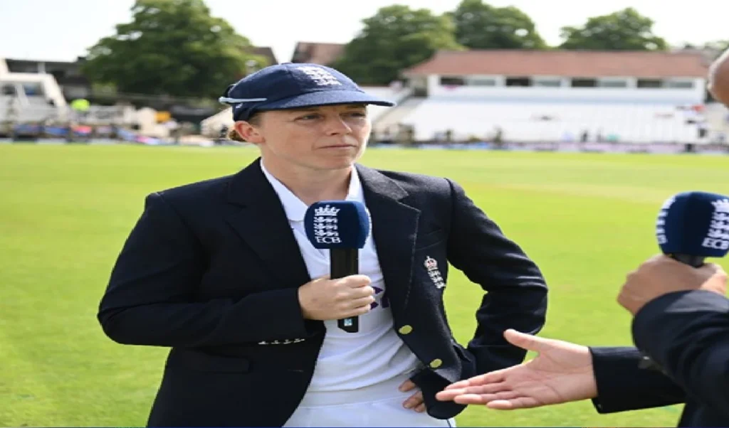 ਹੀਥਰ ਨਾਈਟ ਨੇ ਇੰਗਲੈਂਡ ਦੀ ਕਪੜੇ ਛੱਡ ਦਿੱਤੀ, ਨਾਈਟ ਦੀ ਕਪਤਾਨ ਦੇ ਅਧੀਨ ਇੰਗਲੈਂਡ ਵਿਸ਼ਵ ਚੈਂਪੀਅਨ ਬਣ ਗਈ