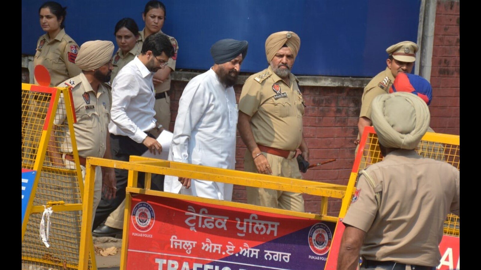 '50 ਬੰਬਜ਼ ਦਾ ਦਾਅਵਾ: ਐਲਓਪੀ ਪ੍ਰਤਾਪ ਸਿੰਘ ਬਾਜਵਾ ਨੇ 6 ਘੰਟਿਆਂ ਲਈ ਗ੍ਰਿਲ ਕੀਤਾ; ਉਸ ਦੇ ਪਿੱਛੇ ਕਾਂਗਰਸ ਰੈਲੀਆਂ