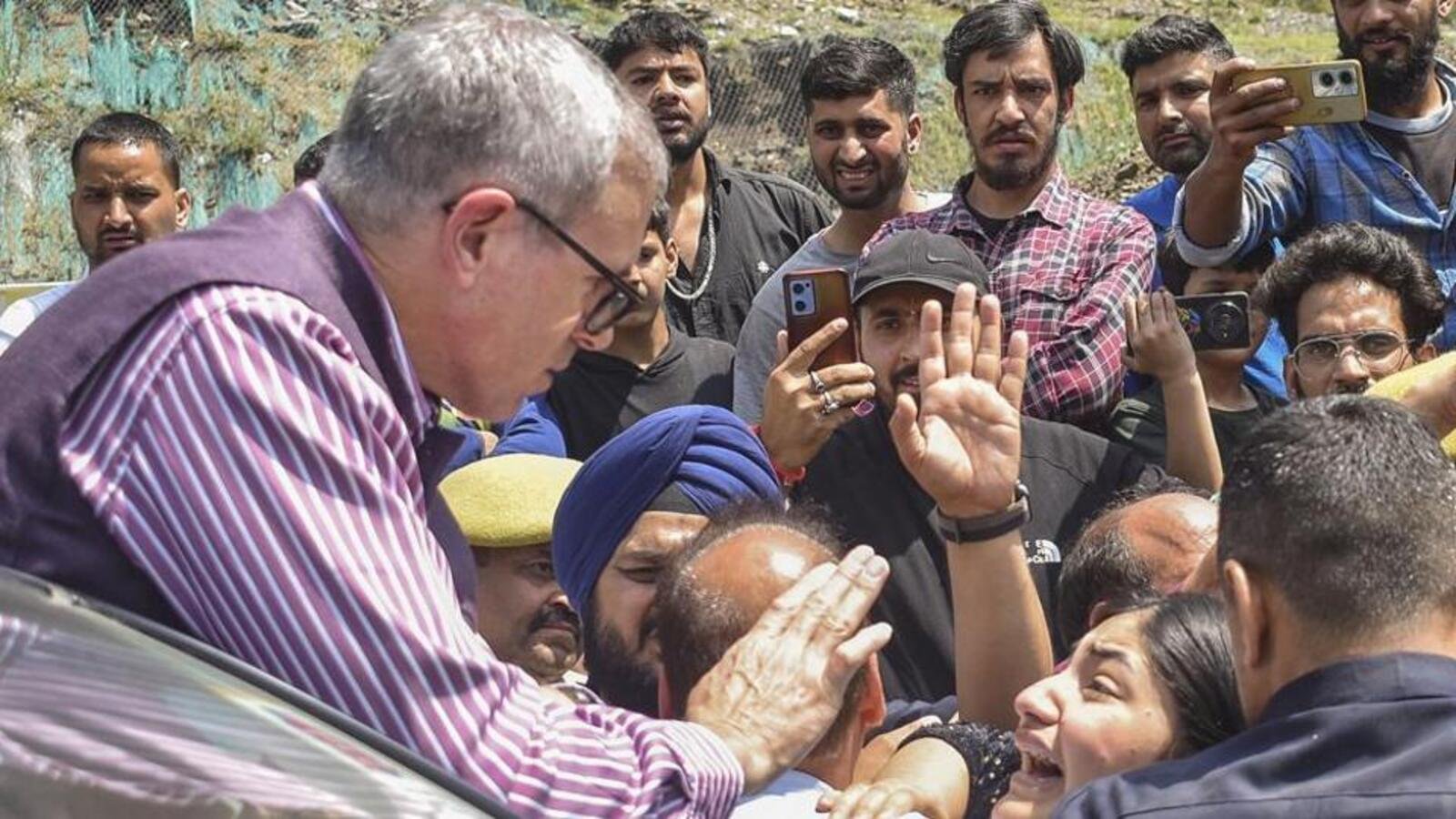 ਉਮਰ ਭਰ, ਭਾਂਡੇ-ਖਰਾਬੇ ਵਾਲੇ ਹਿੱਟ ਵਸਨੀਕਾਂ ਨੂੰ ਹਾਈਵੇ ਨੂੰ ਬਹਾਲ ਕਰਨ ਦੀਆਂ ਕੋਸ਼ਿਸ਼ਾਂ ਮਿਲੀਆਂ