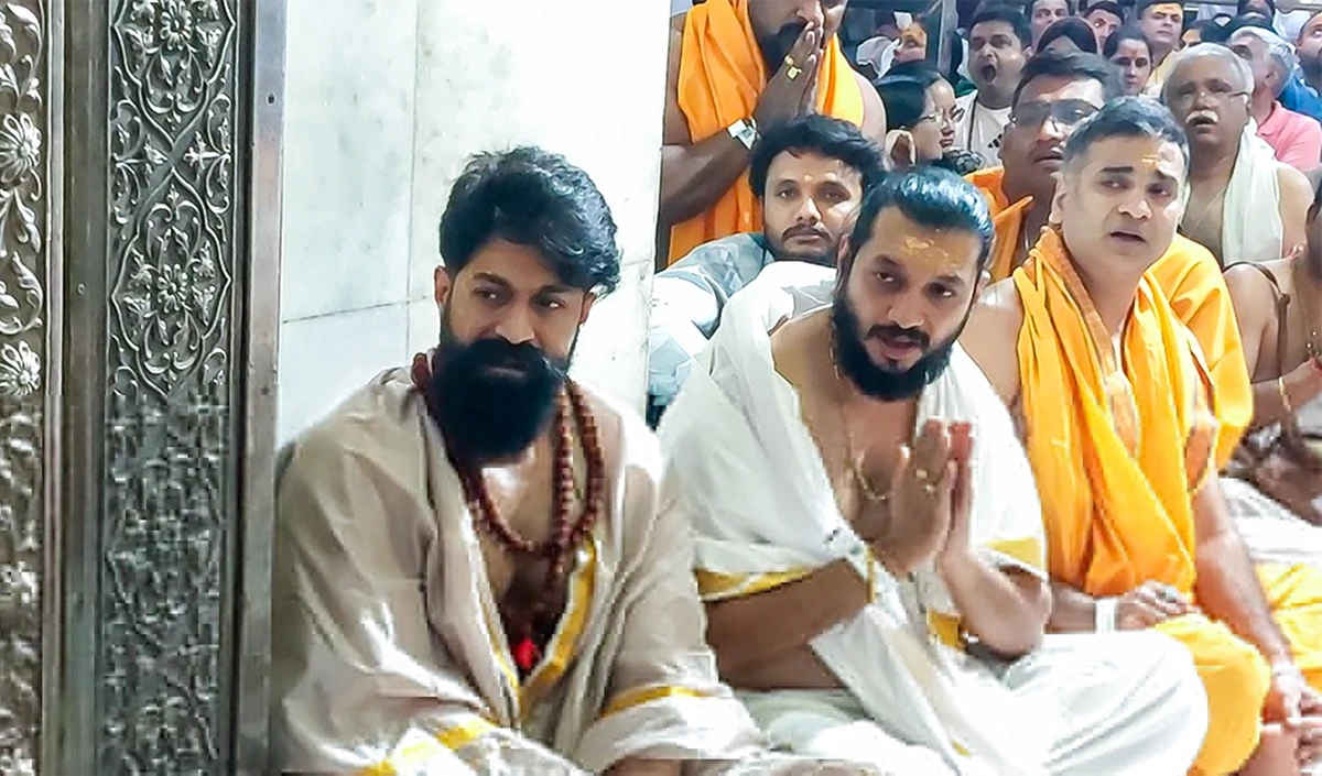 ਬਾਲੀਵੁੱਡ ਲਪੇਟ | ਯਸ਼ ਨੇ ਮਹਾਂਕਲੇਸ਼ਵਰ ਮੰਦਰ ਵਿੱਚ ਬਖਸ਼ਿਸ਼ ਕੀਤੀ, ਜੈਕਲੀਨੀ ਆਪਣੀ ਮਾਂ ਦੀ ਮੌਤ ਤੋਂ ਬਾਅਦ ਪਹਿਲੀ ਵਾਰ ਜੈਕਲੀਲੀ ਜਨਤਕ ਵਿੱਚ ਦਿਖਾਈ ਦਿੱਤੀ