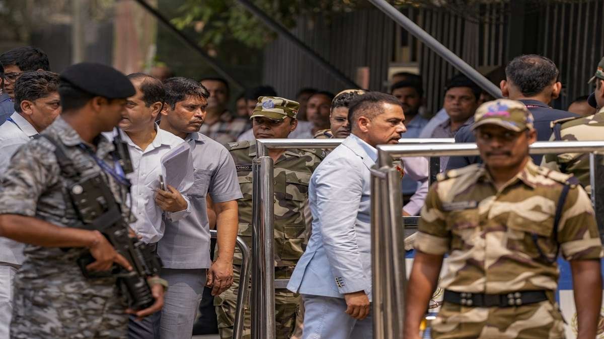 ਰੌਬਰਟ ਵਾਡਰਾ ਲੈਂਡ ਡੀਲ ਦੇ ਮਾਮਲੇ ਵਿੱਚ ਪੁੱਛਗਿੱਛ ਦੇ ਦੂਜੇ ਗੇੜ ਲਈ ਐਡ ਸਾਹਮਣੇ ਪ੍ਰਗਟ ਹੁੰਦਾ ਹੈ, 'ਅਫ਼ ਕਿਸੀ ਸੀ ਡਾਰਟਦੀ ਨੇਾਲੀ ਕਹਿੰਦੀ ਹੈ