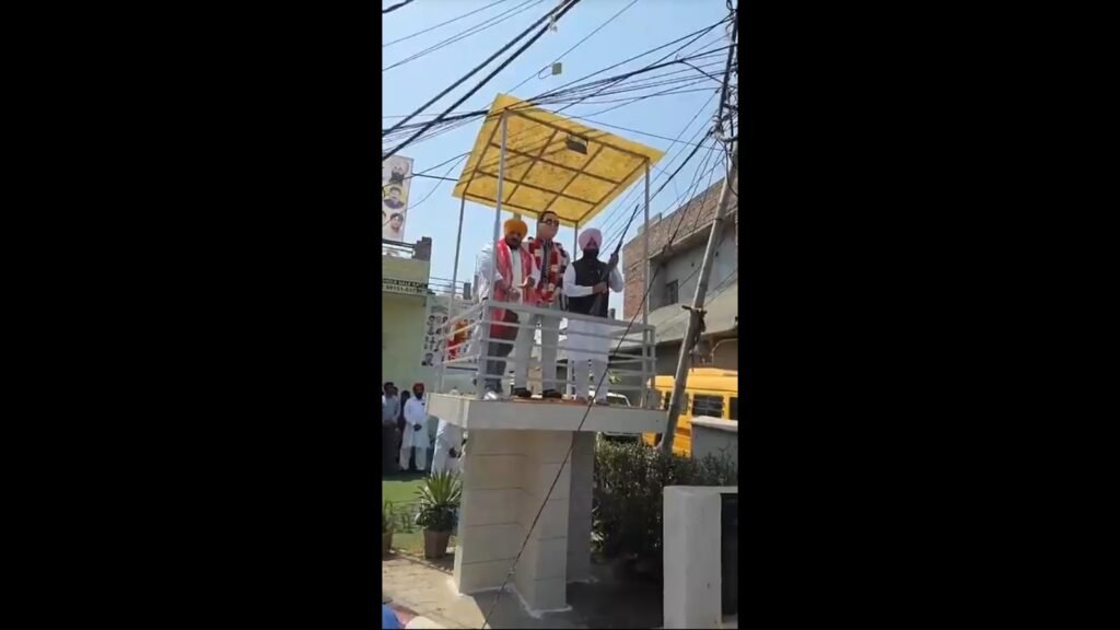 ਲੁਧਿਆਣਾ: ‘ਆਪ’ ਦੇ ਵਿਧਾਇਕ ਅੰਬੇਡਕਰ ਦੇ ਬੁੱਤ ‘ਤੇ ਰਾਈਫਲ ਨਾਲ ਗਾਰਡ ਹਨ