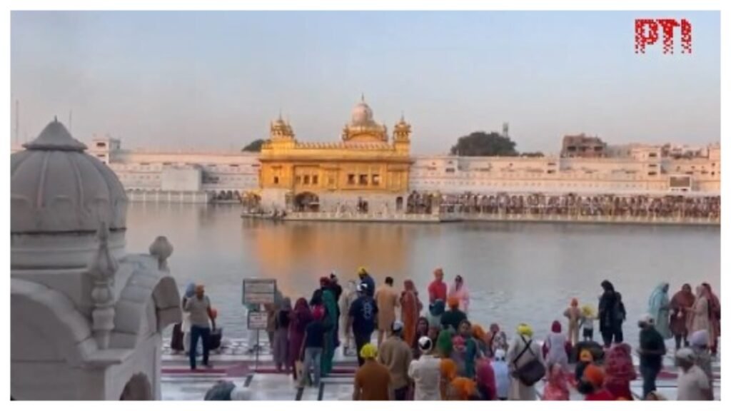 ਵਿਸਾਖੀ: ਸ਼ਰਧਾਲੂ ‘ਹਰਿਦੁਆਰ ਵਿਚ ਸੁਨਹਿਰੀ ਮੰਦਰ ਵਿਖੇ’ ਦਿ ਸੋਨੇਨ ਮੰਦਰ ਵਿਖੇ ‘ਅੰਮ੍ਰਿਤ ਸਰੋਵਰ’ ਵਿਚ ਪਵਿੱਤਰ ਡਿੱਪ ਲੈਂਦੇ ਹਨ. ਵੀਡੀਓ