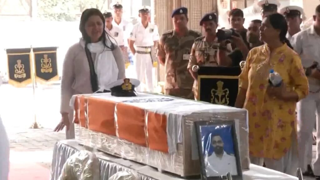 ‘ਹਰ ਰੋਜ਼ ਮਾਣ ਰਹੇਗਾ’: ਨੇਵੀ ਅਧਿਕਾਰੀ ਵਿਨੈ ਨੌਰਵਾਲ ਦੀ ਪਤਨੀ ਨੇ ਪਤੀ ਨੂੰ ਭਾਵਨਾਤਮਕ ਵਿਦਾਈ ਨਾਲ ਬੋਲੀਸਿਆ | ਵੀਡੀਓ