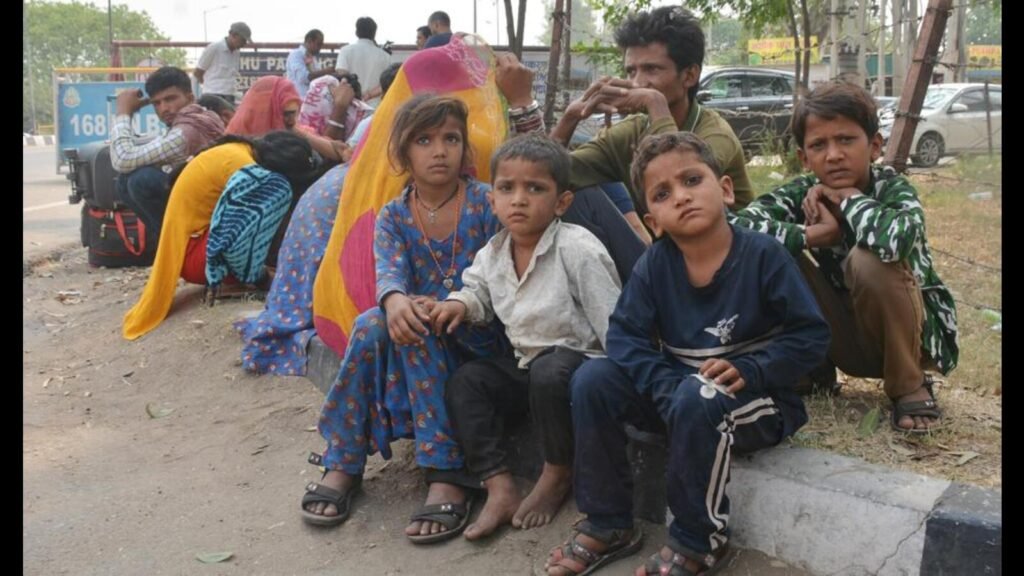 ਅਟਾਰੀ-ਵਾਹਗਾ ਸਰਹੱਦ: ਪਾਕਿ ਨੇ ਆਪਣੇ ਗੱਠਾਂ ਨੂੰ ਬੰਦ ਕਰ ਦਿੱਤਾ, ਜੋ ਕਿ ਭਾਰਤੀ ਪੱਖ ਨਾਲ ਫਸੇ ਲਗਭਗ 3 ਦਰਜਨ ਨਾਗਰਿਕ ਹਨ