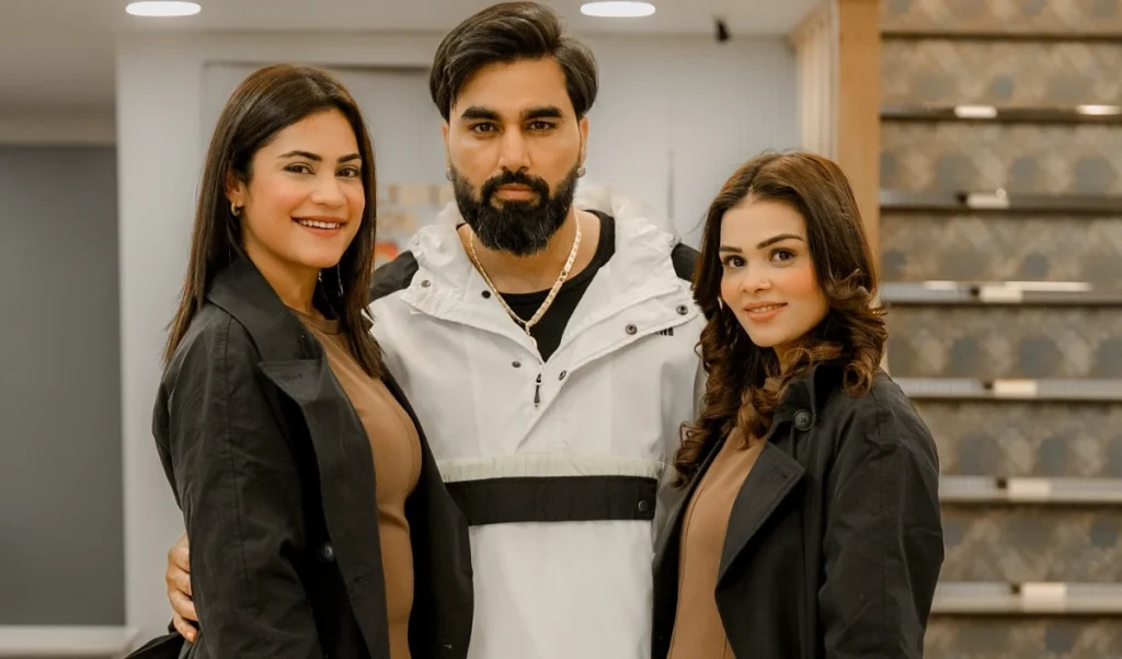 ਅਰਮਾਨ ਮਲਿਕ, ਜਿਸ ਕੋਲ ਦੋ ਪਤਨੀਆਂ ਰੱਖੀਆਂ ਗਈਆਂ ਸਨ. ਗਨ ਲਾਇਸੈਂਸ ਲੈਣ ਲਈ ਇੱਕ ਵੀਡੀਓ ਸਾਂਝੀ ਕੀਤੀ, ਫਿਰ ਮਿਟਾ ਦਿੱਤਾ ਗਿਆ