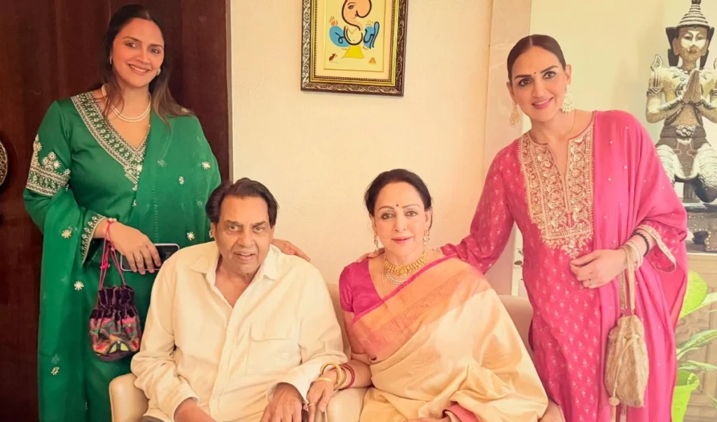 ਈਸ਼ਾ ਡਯੋਲ ਨੇ 45 ਵੇਂ ਵੇਡਿੰਗ ਦੀ ਵਰ੍ਹੇਗੰ on ‘ਤੇ ਧਰਮਿੰਦਰ-ਹੇਮਾ ਮਾਲਿਨੀ ਦੀ ਵਰ੍ਹੇਗੰ on’ ਤੇ ਇਕ ਵਿਸ਼ੇਸ਼ ਤਸਵੀਰ ਸਾਂਝੀ ਕੀਤੀ- ਇਹ ਮੇਰੀ ਦੁਨੀਆ ਹੈ …