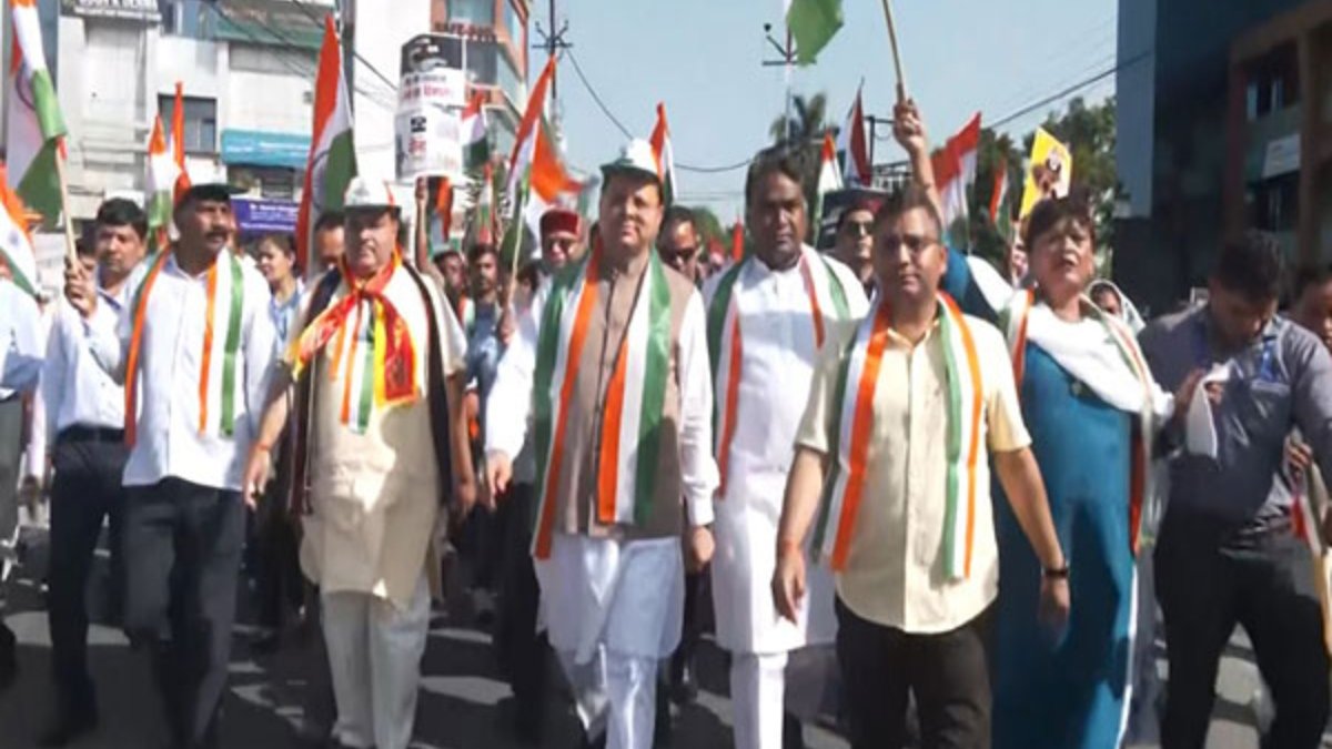 ਓਪਰੇਸ਼ਨ ਸਿੰਡਰਾਡੂਨ ਵਿੱਚ ਉਤਰਾਖੰਡ ਦੇ ਮੁੱਖ ਮੰਤਰੀ ਤਿਰੰਗਾ ਯਾਤਰਾ ਤੋਂ ਬਾਹਰ ਤਿਰੰਗਾ ਯਾਤਰਾ ਦੇ ਝੰਡੇ